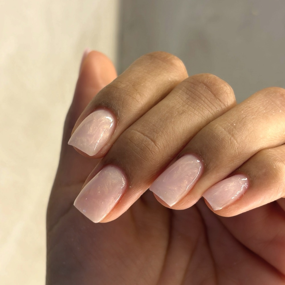 Korte vierkante nude nagels